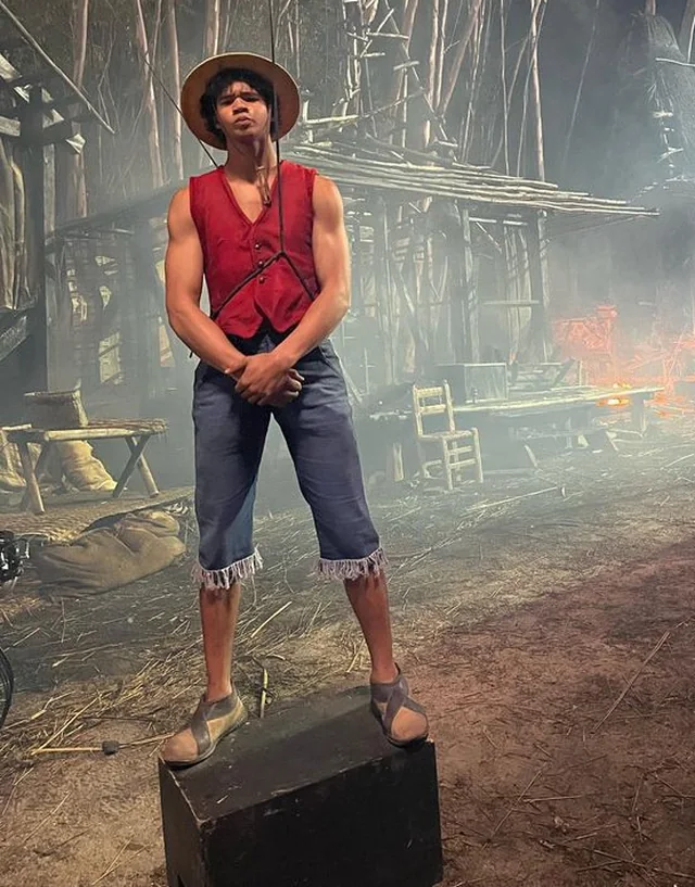 Cameron Groep on set