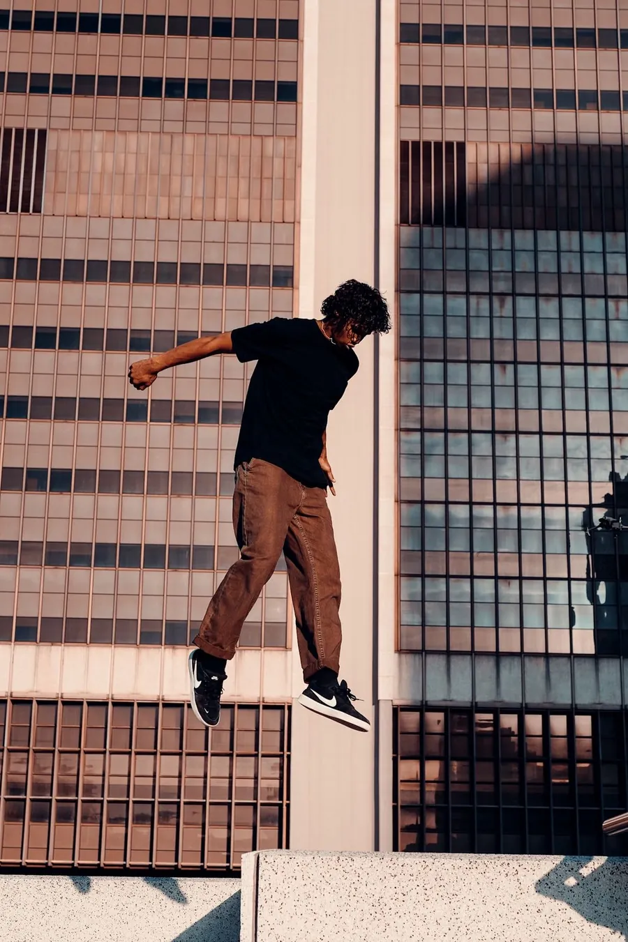 Cameron Groep between buildings